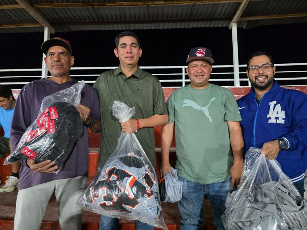 Camaroneros reciben uniformes